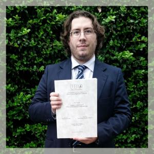Il consigliere comunale Andrea Crivelli con una copia della sua tesi magistrale (110/110 e lode)